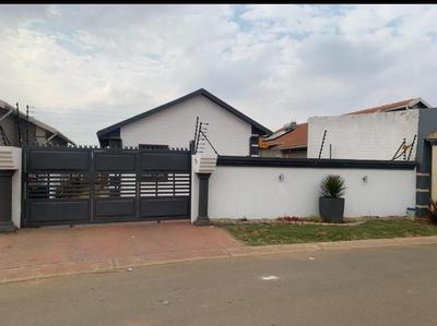 House For Sale in Buhle Park, Germiston